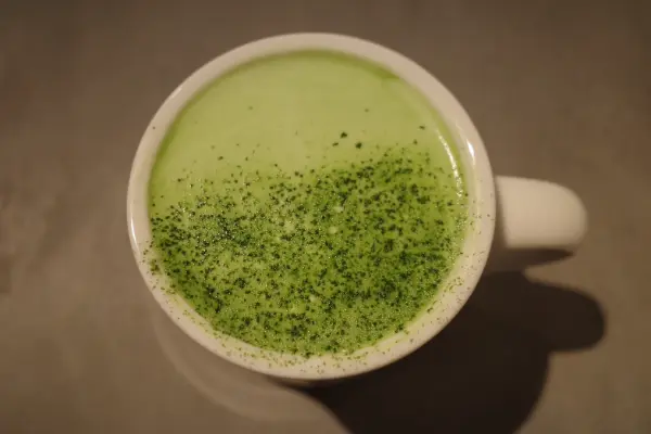 京都・高瀬川沿いのコミュニティコーヒーショップ「Good good not bad Kyoto」の「抹茶ラテ」