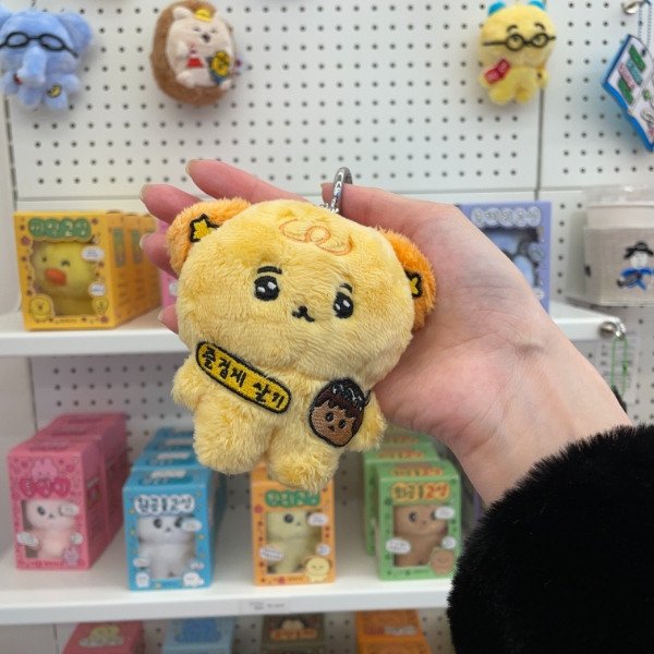 大阪・心斎橋にあるセレクトショップ「object osaka store（オブジェクト大阪ストア）」で体験できるワッペンでデコレーションされたチェゴシムのぬいぐるみ