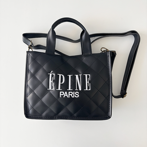 ショルダーストラップをつけたÉPINE PARIS QUILTING BAG BOOK BLACK