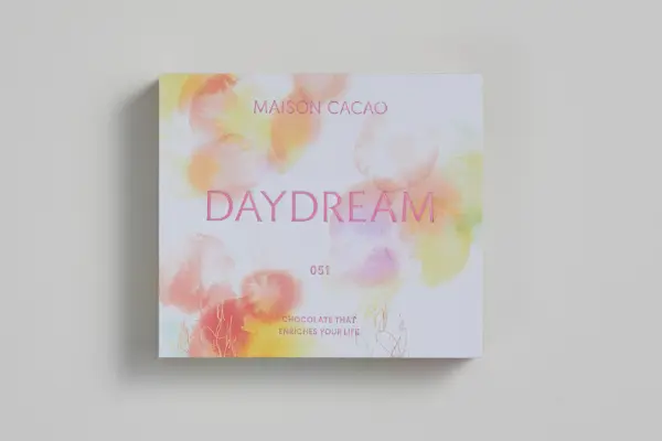 「MAISON CACAO（メゾンカカオ）」2025年の新作コレクション「DREAM」のアロマ生チョコレート「DAYDREAM（白いちご）」