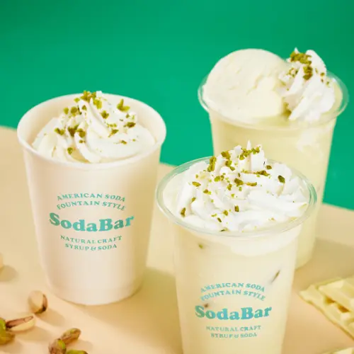 横浜・みなとみらいのソーダ専門店「SODA BAR」期間限定ドリンク「ピスタチオミルクラテ（アイス/ホット）」と「ピスタチオミルクラテフロート」