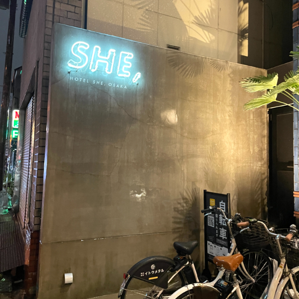 大阪・弁天町の「HOTEL SHE, OSAKA（ホテルシー大阪）」の入り口