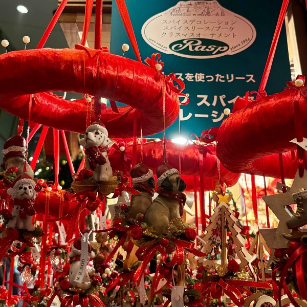 六本木ヒルズの大屋根プラザで開催中の「ROPPONGI HILLS Christmas Market 2024」に出店している「Rasp Spice Decoration（ラスプ スパイスデコレーション）」の売り場