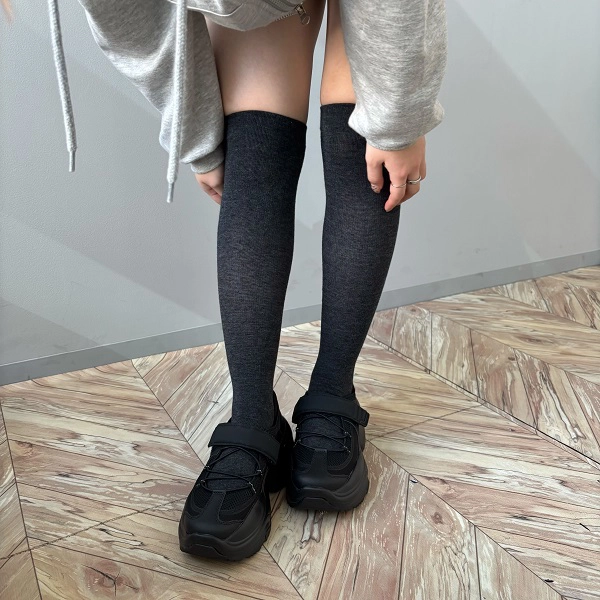 着圧ソックス「SKINNY SOCKS（スキニーソックス）」の【ハード着圧】ハイソックスを履いている女性