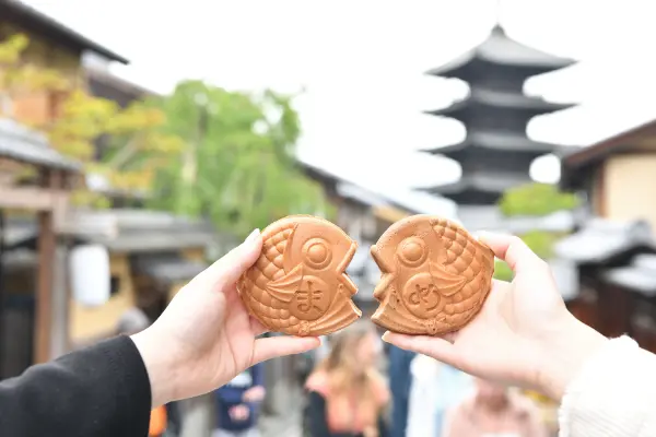 京都・嵐山エリアのたい焼き専門店「まめものとたい焼き」のフォルムがかわいい定番たい焼きと八坂の塔