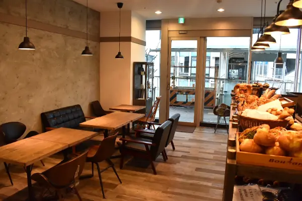 ベーカリーカフェ「パンとエスプレッソと」ご当地パンエス1号店「パンとエスプレッソと桑名工房」の店舗外観の店内イートインスペース