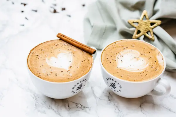 フィンランド発のカフェ「ロバーツコーヒー」のホットドリンクイメージ