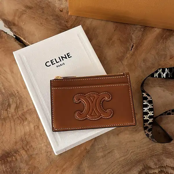 「CELINE（セリーヌ）」の『ジップ付きカードホルダー / スムースラムスキン』（税込5万7200円）