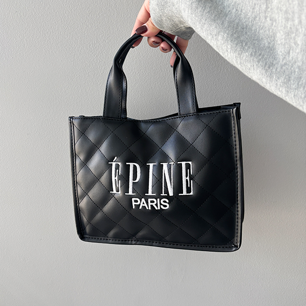 ÉPINE PARIS QUILTING BAG BOOK BLACKを手で持つ様子