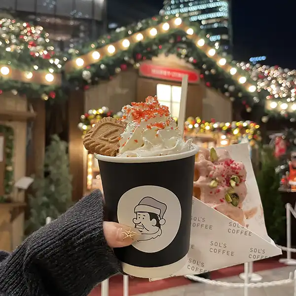 麻布台の麻布台ヒルズで開催中の「AZABUDAI HILLS Christmas Market 2024」で食べられる「HARRY CURRY」のドリンクと、「SOL'S COFFEE（ソルズコーヒー）」のワッフル