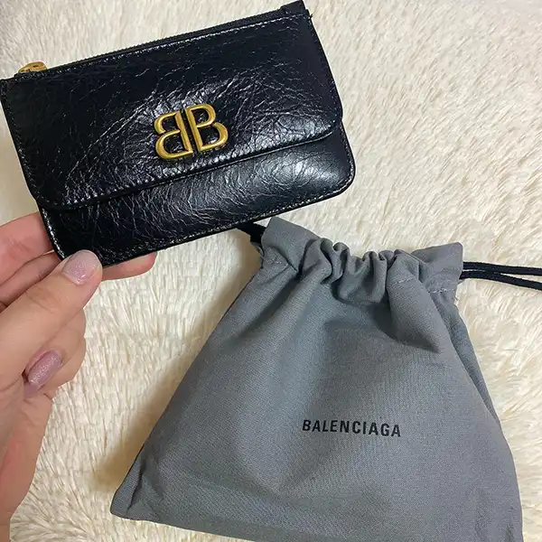 「BALENCIAGA（バレンシアガ）」の『Monaco ロング  フラップ コイン&カードホルダー』（税込5万8300円）