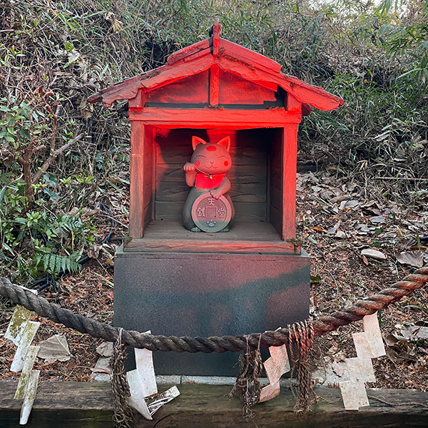 埼玉「西武園ゆうえんち」の「ふしぎ駄菓子屋 銭天堂 ザ・リアル」関連の祠