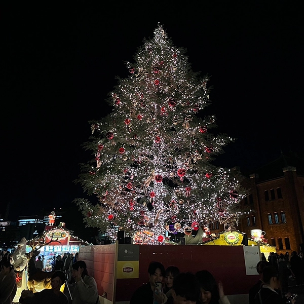 「Christmas Market in 横浜赤レンガ倉庫」のメイン装飾「巨大ツリー」