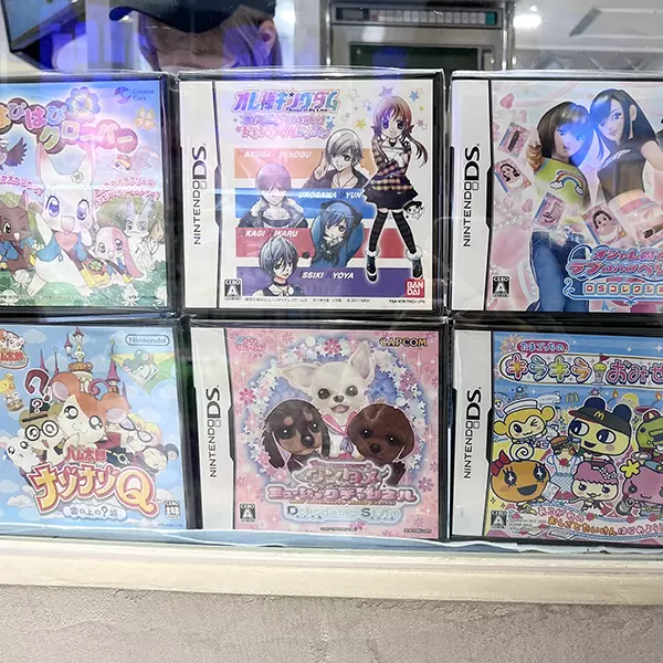 渋谷109にてオープンしている「KIRAKIRA CLOVER CAFE」で展示されているDSカセット