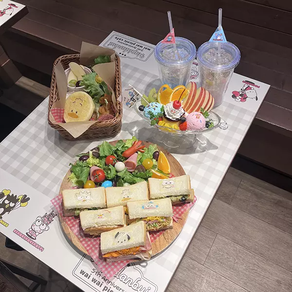 原宿に期間限定でオープンした「はぴだんぶい わいわいピクニックカフェ」のフードメニュー