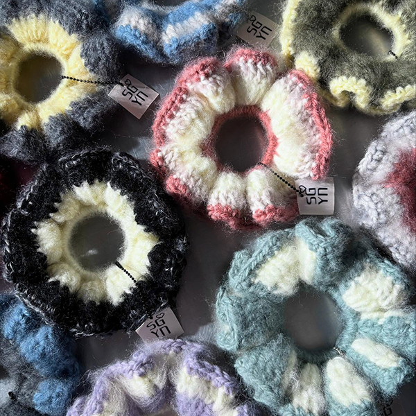 Sugar Yarnの秋冬仕様の「knit scrunchie」