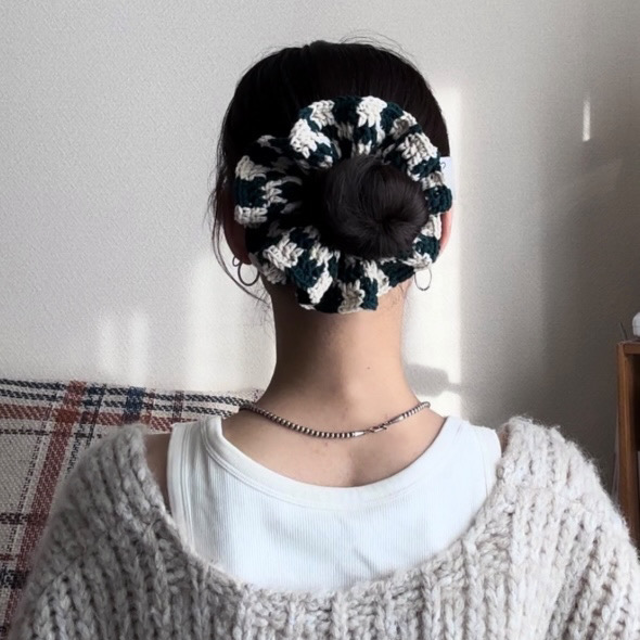 Sugar Yarnの「knit scrunchie」をつけた女性