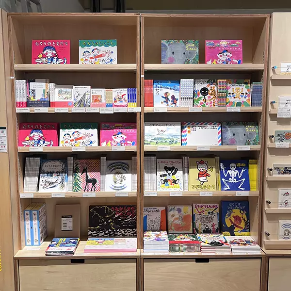 東京・立川の「PLAY! MUSEUM」にて開催されている「堀内誠一展　FASHION・FANTASY・FUTURE」で販売されている「絵本」