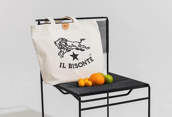 【画像】IL BISONTEの「MONTHLY TOTE BAG（マンスリー トートバッグ）」のホワイト