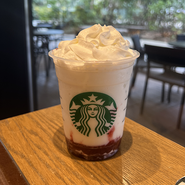 スターバックスのストロベリー果肉カスタマイズ「バニラクリームフラペチーノ×ストロベリーカスタム」