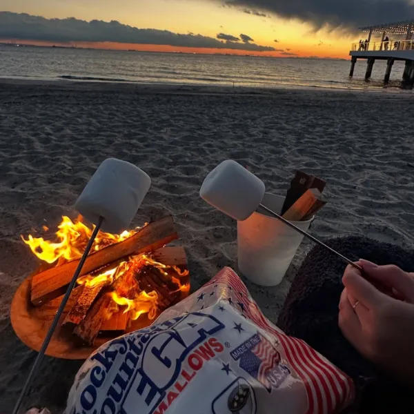 千葉・稲毛海浜公園でできる焚き火「SUNSET BEACH CLUB TAKIBI」でオーダーできる焼きマシュマロ