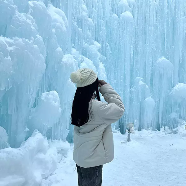 北海道の千歳市で行われる「『氷の美術館』千歳・支笏湖氷濤まつり」で撮影した後ろ姿