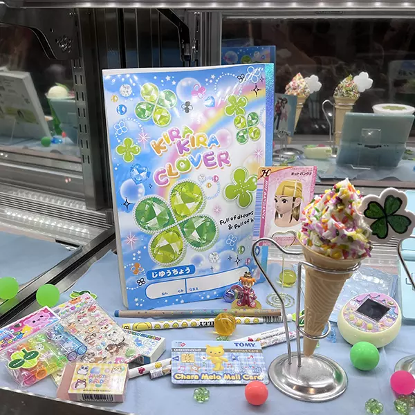 渋谷109にてオープンしている「KIRAKIRA CLOVER CAFE」で展示されている平成アイテム