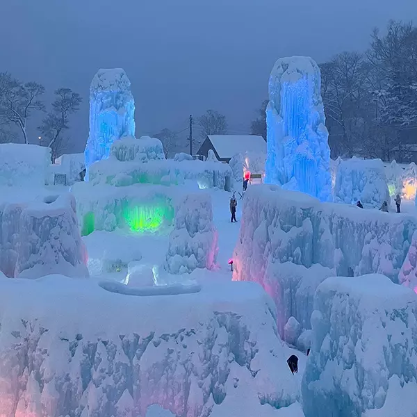 北海道の千歳市で行われる「『氷の美術館』千歳・支笏湖氷濤まつり」でライトアップされた氷のオブジェ