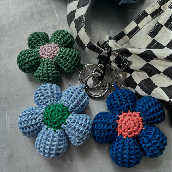 Sugar Yarnの「crochet flower keyring」