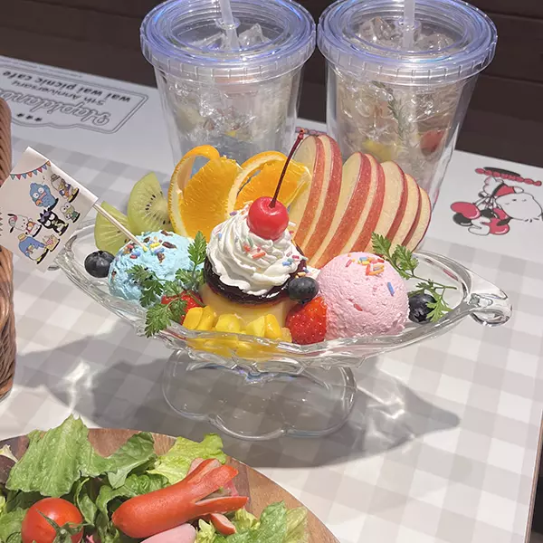 原宿に期間限定でオープンした「はぴだんぶい わいわいピクニックカフェ」で食べられる「はぴたんぶい 5th ア・ラ・モード」