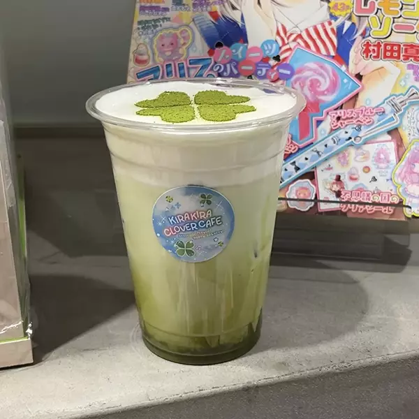 渋谷109にてオープンしている「KIRAKIRA CLOVER CAFE」で販売されている「ふわ×02抹茶ラテ」