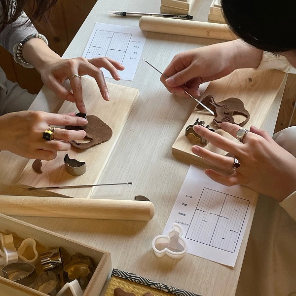 京都府京都市にある「mikou 東山三条店」のお香作り体験の様子