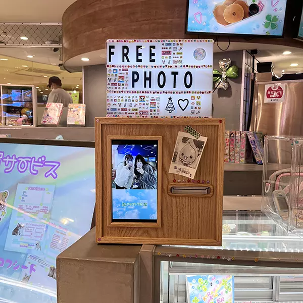 渋谷109にてオープンしている「KIRAKIRA CLOVER CAFE」で撮影できるレシート写真機