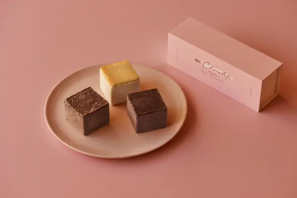 Mr. CHEESECAKEのチョコレートを楽しむ特別企画「Mr. Chocolate」で販売される「Mr. CHEESECAKE assorted 3-Cube Chocolate」