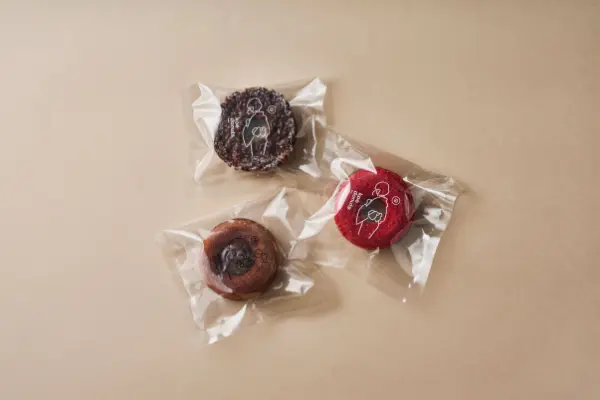 ドーナツファクトリー「koe donuts kyoto（コエ ドーナツ京都）」のブランド初オンライン限定ドーナツ「チョコレートベイクドーナツBOX」に入った3種のドーナツ