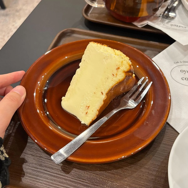 東京・新大久保にあるカフェ「oyoppi coffee（オヨッピ コーヒー）」の「バスクチーズケーキ」