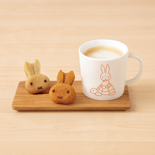 絵本『ミッフィー』の世界観が楽しめるテーマカフェ「miffy café tokyo（ミッフィー カフェトウキョウ）」のデザート「フェイスフィナンシェ（プレーン/キャラメル）」