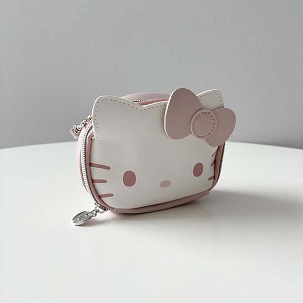 「HELLO KITTY × BRILMY リップが縦に収納できる ズボラに優しいミニコスメポーチ」のピンク