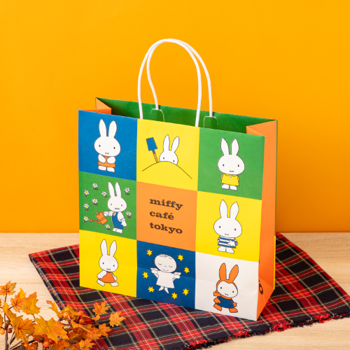 絵本『ミッフィー』の世界観が楽しめるテーマカフェ「miffy café tokyo（ミッフィー カフェトウキョウ）」の1周年を記念したショッパー