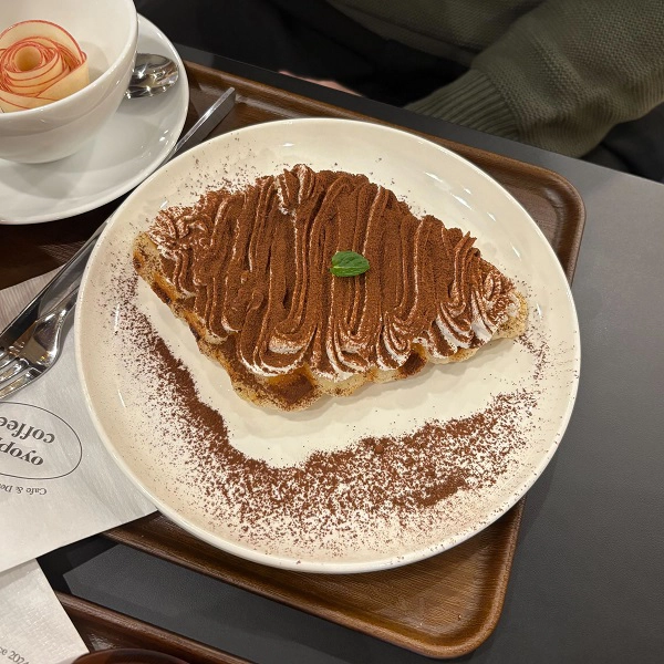 東京・新大久保にあるカフェ「oyoppi coffee（オヨッピ コーヒー）」の「ティラミスクロッフル」