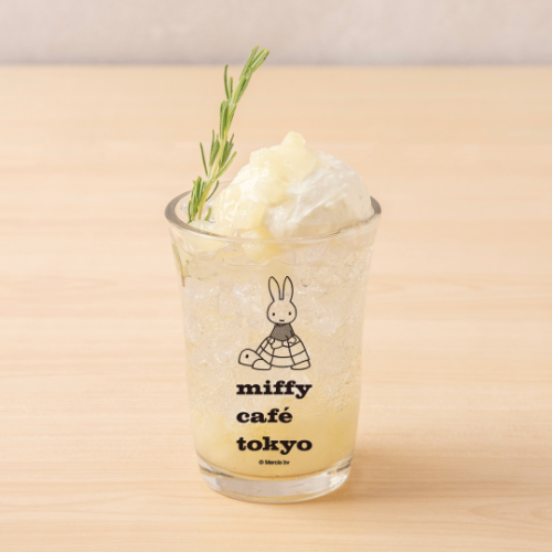 絵本『ミッフィー』の世界観が楽しめるテーマカフェ「miffy café tokyo（ミッフィー カフェトウキョウ）」のドリンク「おいしいなしのソーダ」