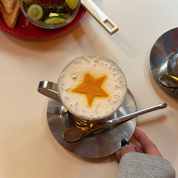 大阪・北堀江にあるカフェ「FUTURO Cafe」の星がのったバニララテ