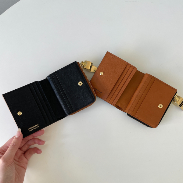 「PORTER（ポーター）」のウォレットシリーズ『TONE（トーン）』の「TINY PURSE」（税込4万1800円）のお財布を開けたシーン