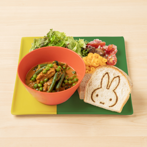 絵本『ミッフィー』の世界観が楽しめるテーマカフェ「miffy café tokyo（ミッフィー カフェトウキョウ）」のフードメニュー「ほうれん草とチキンのカレー」