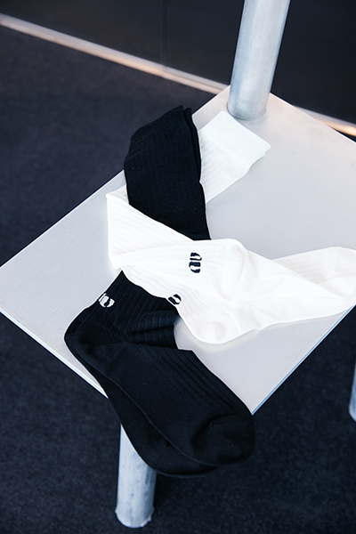 「Ameri」×「Tabio」の「HEEL LOGO LONG SOCKS」