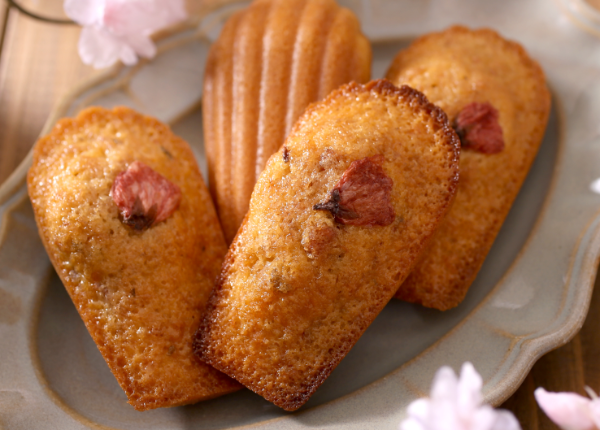 焼き菓子専門店「ビスキュイテリエ ブルトンヌ」の店頭限定の焼きたて桜スイーツ「マドレーヌ（桜）」