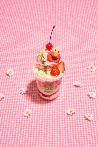 東京・池袋と豊洲のカフェ「セサミストリートマーケット」で開催されるいちごフェア『STRAWBERRY FIELD』メニュー「いちごのエルモパフェ」