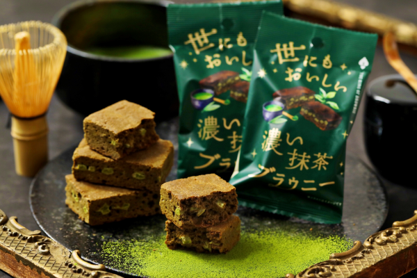 「世にもおいしいチョコブラウニー」の春限定の新作、宇治抹茶が1.3倍に増量された「世にもおいしい濃い抹茶ブラウニー」