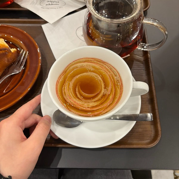 東京・新大久保にあるカフェ「oyoppi coffee（オヨッピ コーヒー）」の「生アップルティー」