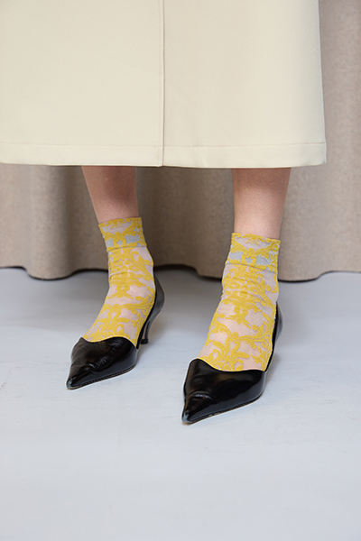 「Ameri」×「Tabio」の「SHEER DAMASK SOCKS」